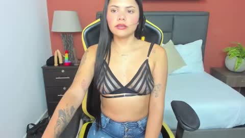 mollylove_ online show from October 6, 11:50 am