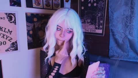 Snapshot of mollyycrystal chatting on September 22, 3:32 am mollyycrystal online show from September 22, 3:32 am