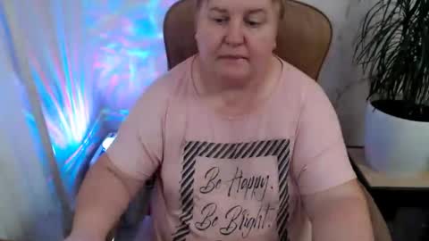 Snapshot of mommy99x chatting on January 4, 11:43 am Mommy99X online show from January 4, 11:43 am