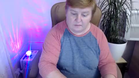 Snapshot of mommy99x chatting on December 2, 8:17 pm Mommy99X online show from December 2, 8:17 pm