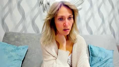 Snapshot of mona_cruz chatting on February 17, 4:50 pm Mona online show from February 17, 4:50 pm
