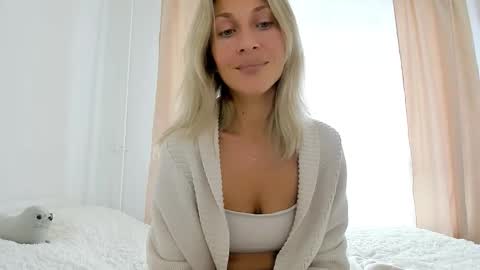 Snapshot of mona_cruz chatting on September 12, 7:21 am Mona online show from September 12, 7:21 am