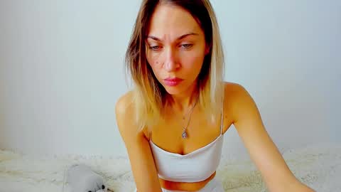 Snapshot of mona_cruz chatting on January 8, 6:41 am Mona online show from January 8, 6:41 am