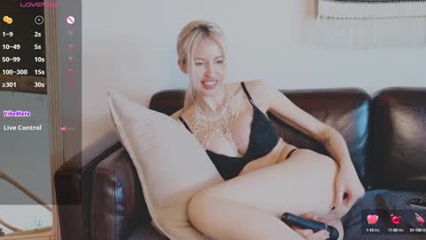 Snapshot of monet_stclair chatting on January 20, 5:37 pm PoppyPlayful online show from January 20, 5:37 pm