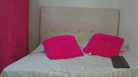 Monica online show from February 9, 7:52 pm