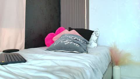 Snapshot of monicaflower chatting on February 8, 1:22 pm Kiim online show from February 8, 1:22 pm