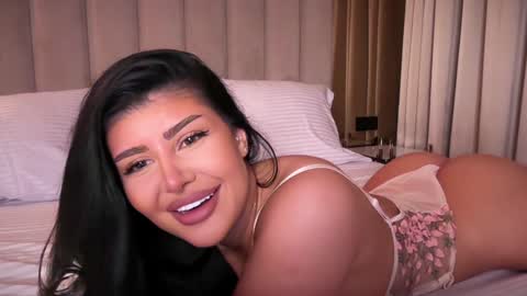 Snapshot of moniqueeass chatting on February 26, 6:59 pm Alessia online show from February 26, 6:59 pm