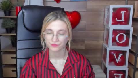 Snapshot of moon13152 chatting on February 18, 10:14 pm Katrin online show from February 18, 10:14 pm