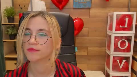 Snapshot of moon13152 chatting on February 19, 2:01 am Katrin online show from February 19, 2:01 am