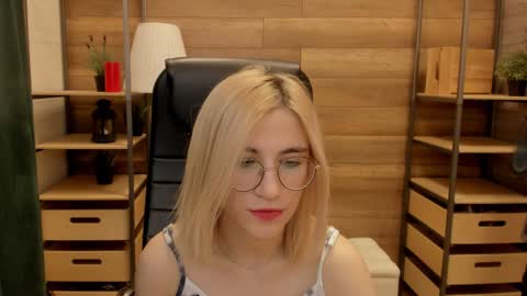 Snapshot of moon13152 chatting on January 8, 5:27 am Katrin online show from January 8, 5:27 am