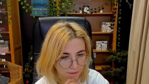 Snapshot of moon13152 chatting on January 4, 12:59 am Katrin online show from January 4, 12:59 am