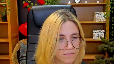 Snapshot of moon13152 chatting on February 24, 4:27 am Katrin online show from February 24, 4:27 am