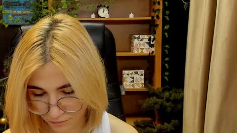 Snapshot of moon13152 chatting on December 31, 12:32 am Katrin online show from December 31, 12:32 am