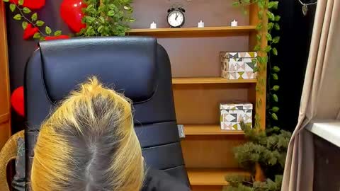 Snapshot of moon13152 chatting on February 24, 1:24 am Katrin online show from February 24, 1:24 am