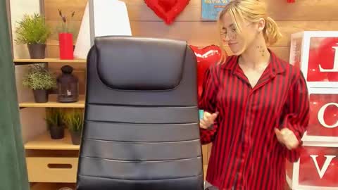 Snapshot of moon13152 chatting on February 18, 7:09 pm Katrin online show from February 18, 7:09 pm