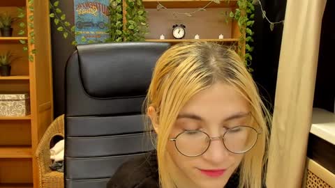 Snapshot of moon13152 chatting on February 1, 9:08 pm Katrin online show from February 1, 9:08 pm
