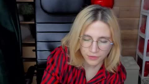 Snapshot of moon13152 chatting on February 25, 10:42 pm Katrin online show from February 25, 10:42 pm
