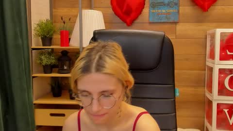 Snapshot of moon13152 chatting on February 20, 7:19 pm Katrin online show from February 20, 7:19 pm