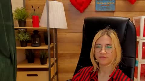 Snapshot of moon13152 chatting on February 25, 7:38 pm Katrin online show from February 25, 7:38 pm