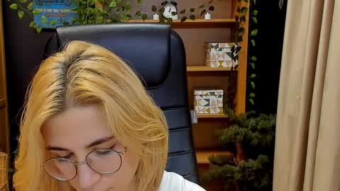 Snapshot of moon13152 chatting on January 4, 4:01 am Katrin online show from January 4, 4:01 am