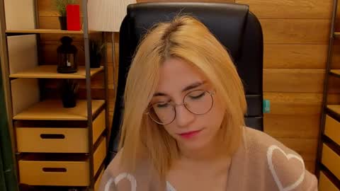 Snapshot of moon13152 chatting on January 8, 9:23 pm Katrin online show from January 8, 9:23 pm