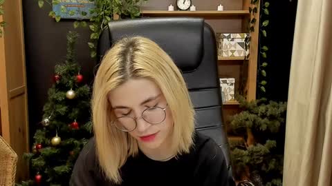 Snapshot of moon13152 chatting on January 19, 8:09 pm Katrin online show from January 19, 8:09 pm