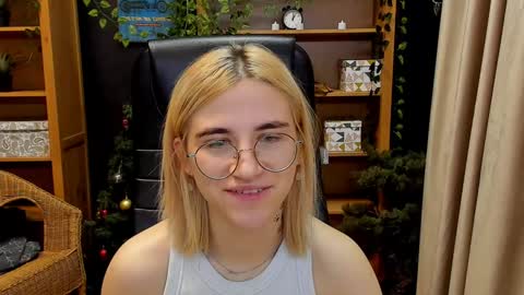 Snapshot of moon13152 chatting on January 2, 6:18 am Katrin online show from January 2, 6:18 am