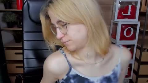 Snapshot of moon13152 chatting on March 9, 2:54 pm Katrin online show from March 9, 2:54 pm