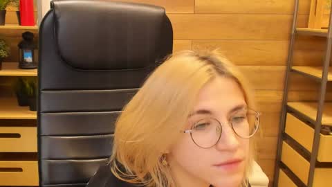 Snapshot of moon13152 chatting on January 22, 9:54 pm Katrin online show from January 22, 9:54 pm