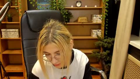 Snapshot of moon13152 chatting on February 2, 12:09 am Katrin online show from February 2, 12:09 am