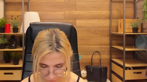 Snapshot of moon13152 chatting on January 28, 2:00 am Katrin online show from January 28, 2:00 am