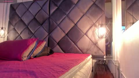 Luna  online show from November 6, 6:33 pm