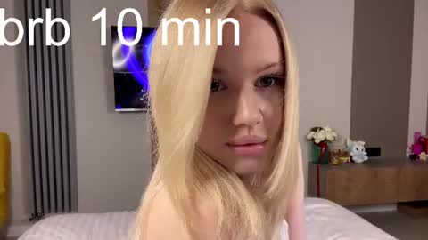 moonavellle_ online show from July 11, 10:35 pm