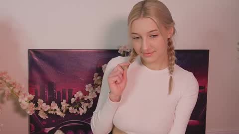 moonliora online show from November 30, 7:32 pm