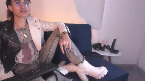 Moon online show from October 1, 9:46 pm