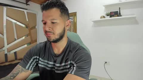 Snapshot of mr_mikee_ chatting on February 15, 3:09 am MIKEE online show from February 15, 3:09 am