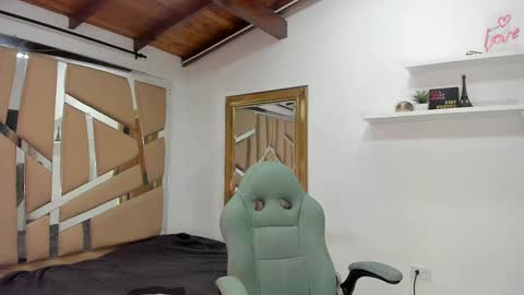 Snapshot of mr_mikee_ chatting on February 19, 3:06 am MIKEE online show from February 19, 3:06 am