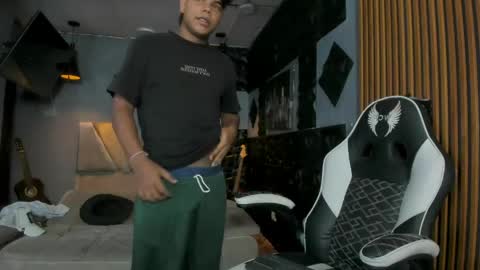 mr_mois online show from April 24, 5:09 am