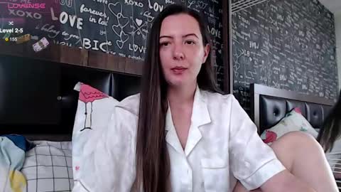 Snapshot of mrs__le chatting on February 9, 7:48 am Lara online show from February 9, 7:48 am