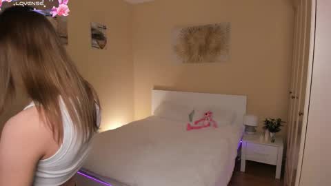 Mia online show from March 25, 10:55 am