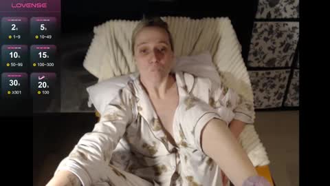 Snapshot of mrsluck chatting on December 28, 3:37 am Sasha online show from December 28, 3:37 am