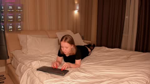 Snapshot of ms_evasweet chatting on December 16, 5:11 pm Eva 3 online show from December 16, 5:11 pm