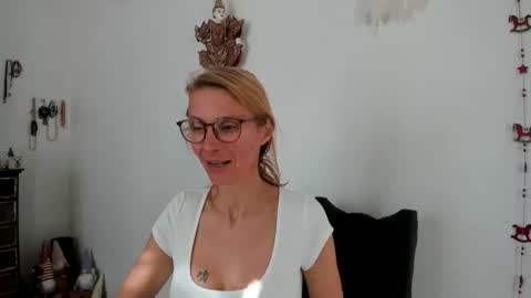 LOVELY JULIA  Peter DAY online show from April 2, 3:52 pm