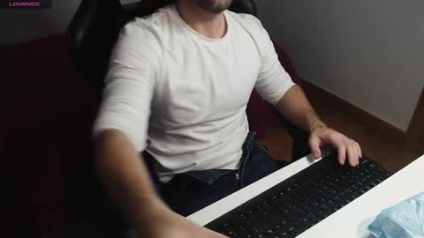 Snapshot of myhairymacho chatting on March 9, 1:35 am Juan OF myhairymacho online show from March 9, 1:35 am