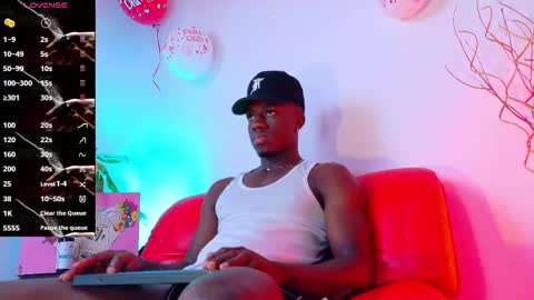 Snapshot of mylowallacee chatting on February 25, 4:14 pm Mylo Wallace online show from February 25, 4:14 pm