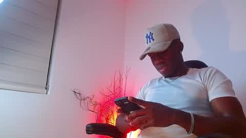 Snapshot of mylowallacee chatting on February 4, 3:44 am Mylo Wallace online show from February 4, 3:44 am