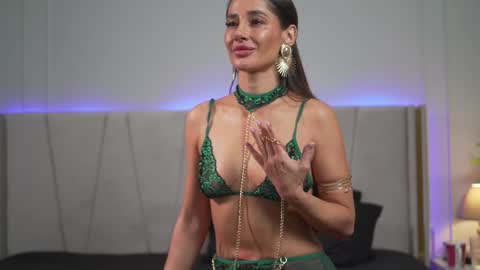 Snapshot of myriamfox_ chatting on December 3, 6:55 pm Miryam online show from December 3, 6:55 pm