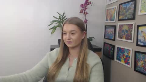 Snapshot of mysteryericax chatting on February 17, 5:44 pm Erica online show from February 17, 5:44 pm