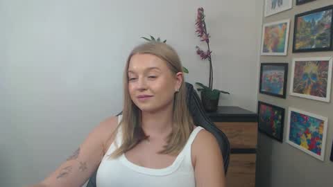 Snapshot of mysteryericax chatting on September 11, 1:34 pm Erica online show from September 11, 1:34 pm