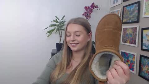 Snapshot of mysteryericax chatting on January 16, 12:42 pm Erica online show from January 16, 12:42 pm